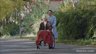 <strong>年轻</strong>护工照顾坐轮椅的老年人